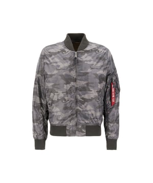 La chaqueta bomber MA-1 TT Two Tone Camo de Alpha Industries combina el estilo clásico de una bomber con un diseño moderno de camuflaje. El corte slim realza la silueta, mientras que el resistente material de nailon es ligero y resistente a la intemperie. Cuenta con bolsillos exteriores, un bolsillo interior y un bolsillo utilitario en la manga con etiqueta RBF, además de puños de canalé que protegen contra el viento. El forro interior naranja y la etiqueta con bandera en la manga refuerzan el icónico estilo Alpha. Ideal para combinar con vaqueros y sudaderas para un look moderno.