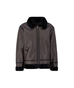The B-3 Faux Leather Bomber Jacket from Alpha Industries combines classic pilot style with modern materials. Durable faux leather and faux fur trim provide a premium look and warmth. The regular fit with adjustable sleeve width ensures comfort. Two outer pockets offer storage space. The woven Alpha label completes the design. This jacket is easy to style and blends comfort with timeless appeal. Ideal for cold days.