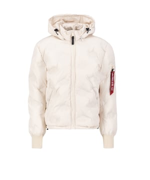 Esta es la chaqueta de invierno Hooded Logo Puffer de Alpha Industries. El diseño acolchado y el logotipo en relieve le dan a esta chaqueta un look elegante, mientras que la capucha desmontable y ajustable proporciona mayor calidez y protección contra el viento y el agua.