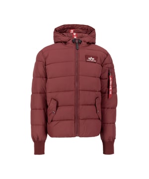 La chaqueta de invierno Hooded Puffer Alpha Faux Down de Alpha Industries ofrece calidez y funcionalidad con un diseño llamativo. El resistente material de tafetán la hace ligera y duradera. El corte regular proporciona comodidad. La capucha con cordón protege del frío, mientras que la cinta RBF aporta un toque de estilo. Dos bolsillos exteriores y uno interior ofrecen practicidad. El logotipo bordado y el parche Alpha en el pecho completan el diseño. Ideal para el día a día y para escapadas invernales.