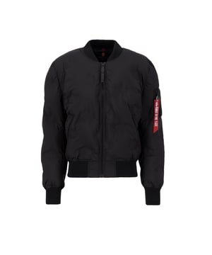 De MA-1 Emb. Logo Puffer Bomberjack heeft een gewatteerd design met een reliëflogo op de borst. De jas heeft een regular fit en biedt veel draagcomfort. De mouwzak en het RBF Tag maken de typische Alpha-look compleet.