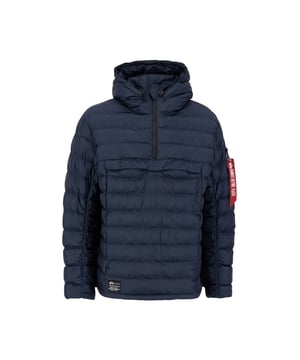 La chaqueta Puffer Anorak de Alpha Industries combina el estilo urbano con la calidez funcional. El resistente tejido ripstop garantiza una gran durabilidad, mientras que el corte regular ofrece comodidad y libertad de movimiento. El patrón acolchado le da estructura y la media cremallera facilita ponérselo y quitárselo. El ribete elástico en el bajo, los dos bolsillos exteriores y el bolsillo en la cintura ofrecen protección y espacio para guardar cosas. Los detalles auténticos, como la etiqueta «Remove Before Flight», completan el diseño. Ideal para los días frescos.