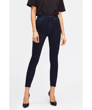 Damen  Die Aubrey Jeans besteht aus unserem Slim Illusion Denim, einem innovativen Stoff, der sich formt, glättet und mit Ihnen dehnt. Sie hat eine klassische, schmale Silhouette und behält ihre unglaubliche Form den ganzen Tag über. Der bequeme, mittelhohe Bund und die vielseitige dunkelblaue Waschung verleihen ihr einen alltagstauglichen Look – tragen Sie sie je nach Ihrem Zeitplan elegant oder leger.