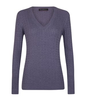 Dieses Pullover steht für Eleganz und Stil mit seinem feinen Zopfmuster-Design und dem V-Ausschnitt. Gefertigt aus 100% Baumwolle, bietet er maximalen Komfort und Qualität, gewährleistet Wärme an kalten Wintertagen und wird zu einem unverzichtbaren Bestandteil Ihrer Garderobe. Der natürliche und atmungsaktive Baumwollstoff besticht durch ein modernes und schickes Muster, das durch lange Ärmel für zusätzlichen Schutz und einen schmeichelhaften Ausschnitt ergänzt wird, der eine feminine Note verleiht. Vielseitig für den täglichen Gebrauch, lässt er sich mühelos mit Jeans, Röcken oder Hosen kombinieren und eignet sich sowohl für lässige als auch für Abendoutfits. Pflegehinweise: Handwäsche oder Maschinenwäsche in kaltem Wasser und Bügeln bei niedriger Hitze, Bleichen und chemische Reinigung vermeiden. Mit seiner hochwertigen Verarbeitung und stilvollen Ausstrahlung ist der Felix Hardy Fine Cable Knit V-Neck Damenpullover bereit, Ihr Lieblingsstück in diesem Winter zu werden und sorgt überall für Wärme und Eleganz.