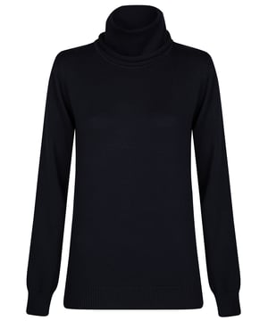 Dieser Pullover verkörpert Felix Hardys unverwechselbare Mischung aus Eleganz und Stil, gefertigt aus 100% Baumwolle für maximalen Komfort und höchste Qualität. Seine weiche Textur und die langlebige Konstruktion sorgen für Wärme an kalten Wintertagen und machen ihn zu einem vielseitigen Essential in Ihrer Garderobe. Mit Blick auf die neuesten Trends entworfen, verfügt der Pullover über ein elegantes feines Zopfmuster, das einen modernen und schicken Touch verleiht. Das Rollkragen-Design bietet eine gemütliche und raffinierte Optik, ergänzt durch lange Ärmel für zusätzlichen Schutz und Komfort. Perfekt für den täglichen Gebrauch, lässt er sich mühelos mit Jeans, Röcken oder Hosen kombinieren. Für einen lässigen, aber eleganten Look kombinieren Sie den Pullover mit Skinny-Jeans und Stiefeln. Wechseln Sie nahtlos zur Abendgarderobe, indem Sie ihn mit einem Bleistiftrock und Absätzen stylen. In den kälteren Monaten ergänzen Sie Ihr Outfit mit einem passenden Schal, um sowohl Wärme als auch Stil zu gewährleisten. Die Pflege dieses Pullovers ist einfach: Handwäsche wird empfohlen oder Maschinenwäsche in kaltem Wasser. Bei Bedarf bei niedriger Hitze bügeln und auf Bleichmittel und chemische Reinigung verzichten, um die Qualität zu erhalten. Felix Hardys Feinstrick Rollkragen Damenpullover zeichnet sich durch seine hochwertigen Materialien und sorgfältige Verarbeitung aus und wird in dieser Wintersaison zu einem unverzichtbaren Bestandteil Ihrer Garderobe. Bleiben Sie die ganze Saison über warm und stilvoll!