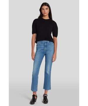 Damen  Die HW Slim Kick Jeans sind ein beliebtes Modell für jeden Tag. Sie sind aus figurformendem und nachhaltigem Slim Illusion Earthkind Denim gefertigt und haben einen hohen Bund und ein verkürztes Bein mit Schlag. Uns gefällt die hellblaue Waschung insbesondere zu einem T-Shirt in verkürzter Länge und Pantoletten. Die Jeans von 7 For All Mankind werden aus Premiumstoffen hergestellt.
