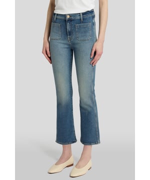 Damen  Der HW Slim Kick ist ein charakteristischer Style mit hoher Taille und verkürztem, ausgestelltem Bein, hier neu interpretiert in einem gedeckten Mittelblauton, der zu allem passt. Kombinieren Sie ihn mit einem pastellfarbenen Strick-T-Shirt und rückenfreien Loafern für ein lässig-elegantes Outfit.
