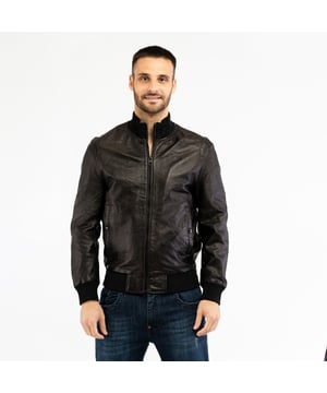 Entdecken Sie die Oberbekleidung von BIKKEMBERGS: die ideale Jacke für alle, die Funktionalität, Komfort und einen Hauch von Biss suchen.