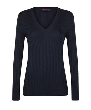 Dieses Pullover steht für Eleganz und Stil mit seinem feinen Zopfmuster-Design und dem V-Ausschnitt. Gefertigt aus 100% Baumwolle, bietet er maximalen Komfort und Qualität, gewährleistet Wärme an kalten Wintertagen und wird zu einem unverzichtbaren Bestandteil Ihrer Garderobe. Der natürliche und atmungsaktive Baumwollstoff besticht durch ein modernes und schickes Muster, das durch lange Ärmel für zusätzlichen Schutz und einen schmeichelhaften Ausschnitt ergänzt wird, der eine feminine Note verleiht. Vielseitig für den täglichen Gebrauch, lässt er sich mühelos mit Jeans, Röcken oder Hosen kombinieren und eignet sich sowohl für lässige als auch für Abendoutfits. Pflegehinweise: Handwäsche oder Maschinenwäsche in kaltem Wasser und Bügeln bei niedriger Hitze, Bleichen und chemische Reinigung vermeiden. Mit seiner hochwertigen Verarbeitung und stilvollen Ausstrahlung ist der Felix Hardy Fine Cable Knit V-Neck Damenpullover bereit, Ihr Lieblingsstück in diesem Winter zu werden und sorgt überall für Wärme und Eleganz.