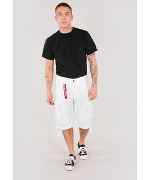 El pantalón corto Jet de Alpha Industries combina estilo desenfadado con funcionalidad. Confeccionado en algodón resistente y corte regular, ofrece libertad de movimiento y comodidad. Cuenta con dos bolsillos laterales, dos bolsillos traseros y dos bolsillos cargo, ideales para el día a día. El estilo desgastado y detalles como el parche Alpha, el lazo con el logo y la etiqueta tejida aportan un toque moderno. Perfecto tanto para paseos por la ciudad como para aventuras al aire libre, combina comodidad, funcionalidad y un diseño llamativo en una prenda versátil.