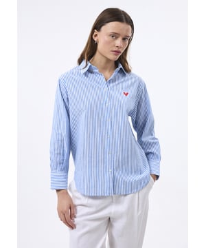 Das Felix Hardy Oversize Damenhemd mit langen Ärmeln und Streifen vereint zeitlosen Stil mit modernem Komfort. Aus weichem, atmungsaktivem Stoff gefertigt, bietet dieses Hemd eine bequeme Passform und bewahrt dennoch einen gepflegten Look. Das klassische Streifenmuster verleiht einen Hauch von Raffinesse und macht es sowohl für berufliche als auch für legere Anlässe geeignet. Mit einer Knopfleiste vorne und einem scharfen Kragen bietet es eine strukturierte, schmeichelhafte Silhouette. Die langen Ärmel können für einen entspannteren Look hochgekrempelt werden, was Vielseitigkeit für verschiedene Anlässe bietet. Ob kombiniert mit Hosen, Röcken oder Jeans, dieses gestreifte Hemd ist ein vielseitiges Garderobenstück, das Stil und Komfort mühelos vereint.