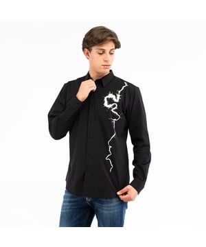 Elegantie en sportieve stijl komen samen in de herenoverhemden van BIKKEMBERGS. Ze zijn gemaakt van hoogwaardige materialen en hebben een moderne pasvorm en opvallende details die de stedelijke ziel van het merk weerspiegelen.