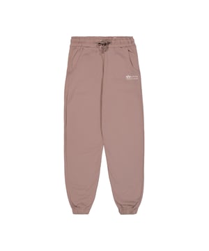 Nuestro pantalón de chándal Regular Jogger está confeccionado en felpa cepillada para ofrecer una sensación suave y cómoda. Los pantalones cortos tienen un corte regular y cuentan con un bordado de poliéster reciclado en la pernera.