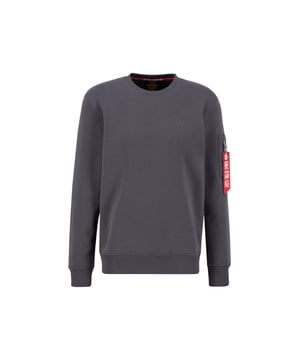 El suéter Air Force de Alpha Industries es la sudadera perfecta para hombres que buscan un look informal. Tiene un corte regular y no está forrado, lo que lo hace especialmente cómodo de llevar. El estampado del logo en la parte delantera le da un toque moderno. Con mangas largas, es la prenda ideal para los días frescos.