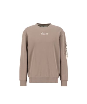 Esta sudadera está confeccionada en 100 % algodón orgánico y cuenta con una etiqueta EMB en el bolsillo del pecho. El bolsillo utilitario es perfecto para guardar el teléfono u otros objetos pequeños. Esta sudadera tiene un corte regular y proporciona una sensación de comodidad durante todo el día.