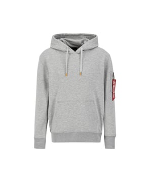 Der Reflective Print Hoodie von Alpha Industries kombiniert Stil mit Funktion. Aus weichem French Terry bietet er Komfort und bleibt formstabil. Ein markanter Gummidruck schmückt den Rücken, während die Kängurutasche und der Kapuzenkordelzug den Look abrunden. Die Utility Pocket mit RBF Tag und das Flag Label am Ärmel betonen den typischen Alpha-Stil. Perfekt für Streetwear und Alltag, überzeugt der Hoodie durch hochwertige Verarbeitung und Vielseitigkeit.