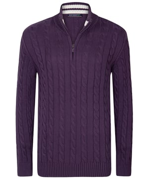 Felix Hardys Herren-Halbreißverschluss-Pullover mit Zopfmuster vereinen Eleganz und Komfort. Aus Baumwolle gefertigt, bieten sie ein natürliches und angenehmes Tragegefühl. Das klassische Zopfmuster-Design mit Halbreißverschluss verleiht diesen Pullovern einen zeitlosen und vielseitigen Look, während der hochwertige Stoff Weichheit und Haltbarkeit gewährleistet.Die Pullover bieten mehrere wichtige Eigenschaften und Vorteile. Hergestellt aus hochwertigen Materialien, garantieren sie Weichheit und Widerstandsfähigkeit. Das klassische Zopfmuster mit Halbreißverschluss betont ihre zeitlose Anziehungskraft und macht sie für verschiedene Anlässe geeignet, dank ihres schlichten und eleganten Stils. Komfort steht im Vordergrund, mit einer flexiblen Struktur und einer bequemen Passform, die ideal für ganztägiges Tragen ist.Die Pullover lassen sich mühelos mit Jeans, Hosen oder Chinos kombinieren und sind in verschiedenen Farben erhältlich, um den persönlichen Stilvorlieben gerecht zu werden. Saisonale Vielseitigkeit macht sie passend für Frühling, Herbst und kühlere Sommertage. Stil-Tipps umfassen lässig-schicke Optionen wie die Kombination mit Jeans und Stiefeln oder elegante Abendlooks mit maßgeschneiderten Hosen und eleganten Schuhen. In kälteren Wetterlagen können Sie sie mit einer Jacke oder einem Mantel für zusätzliche Wärme und Stil kombinieren.Pflegehinweise empfehlen Handwäsche oder Maschinenwäsche in kaltem Wasser, Bügeln bei niedriger Hitze und Vermeidung von Bleichmitteln oder chemischer Reinigung. Mit sorgfältiger Aufmerksamkeit für Details und Verwendung hochwertiger Materialien sind Felix Hardys Herren-Halbreißverschluss-Pullover mit Zopfmuster darauf ausgelegt, sowohl Stil als auch Komfort zu bieten und sie zu einem vielseitigen Kleiderschrank-Essential für jede Jahreszeit zu machen.