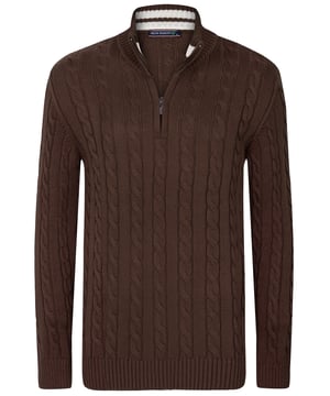 Felix Hardys Herren-Halbreißverschluss-Pullover mit Zopfmuster vereinen Eleganz und Komfort. Aus Baumwolle gefertigt, bieten sie ein natürliches und angenehmes Tragegefühl. Das klassische Zopfmuster-Design mit Halbreißverschluss verleiht diesen Pullovern einen zeitlosen und vielseitigen Look, während der hochwertige Stoff Weichheit und Haltbarkeit gewährleistet.Die Pullover bieten mehrere wichtige Eigenschaften und Vorteile. Hergestellt aus hochwertigen Materialien, garantieren sie Weichheit und Widerstandsfähigkeit. Das klassische Zopfmuster mit Halbreißverschluss betont ihre zeitlose Anziehungskraft und macht sie für verschiedene Anlässe geeignet, dank ihres schlichten und eleganten Stils. Komfort steht im Vordergrund, mit einer flexiblen Struktur und einer bequemen Passform, die ideal für ganztägiges Tragen ist.Die Pullover lassen sich mühelos mit Jeans, Hosen oder Chinos kombinieren und sind in verschiedenen Farben erhältlich, um den persönlichen Stilvorlieben gerecht zu werden. Saisonale Vielseitigkeit macht sie passend für Frühling, Herbst und kühlere Sommertage. Stil-Tipps umfassen lässig-schicke Optionen wie die Kombination mit Jeans und Stiefeln oder elegante Abendlooks mit maßgeschneiderten Hosen und eleganten Schuhen. In kälteren Wetterlagen können Sie sie mit einer Jacke oder einem Mantel für zusätzliche Wärme und Stil kombinieren.Pflegehinweise empfehlen Handwäsche oder Maschinenwäsche in kaltem Wasser, Bügeln bei niedriger Hitze und Vermeidung von Bleichmitteln oder chemischer Reinigung. Mit sorgfältiger Aufmerksamkeit für Details und Verwendung hochwertiger Materialien sind Felix Hardys Herren-Halbreißverschluss-Pullover mit Zopfmuster darauf ausgelegt, sowohl Stil als auch Komfort zu bieten und sie zu einem vielseitigen Kleiderschrank-Essential für jede Jahreszeit zu machen.