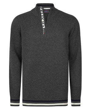 Genießen Sie klassischen Stil mit einer Prise moderner Funktionalität im Felix Hardy Herren Halbzip Baumwollpullover. Komplett aus 100% Baumwolle gefertigt, verkörpert dieser Pullover Felix Hardys Engagement für Qualitätshandwerk und Komfort. Sein vielseitiges Halbzip-Design macht ihn ideal zum Schichten über Hemden oder zum allein Tragen und passt sich mühelos verschiedenen Umgebungen an. Der weiche, atmungsaktive Stoff sorgt den ganzen Tag über für eine bequeme Passform und macht ihn zur idealen Wahl für lässige Ausflüge und halbformelle Anlässe. Dank maschinenwaschbarer Eigenschaften ist er einfach zu pflegen und behält Form und Farbe, wodurch er saisonale Anziehungskraft von Jahr zu Jahr behält.