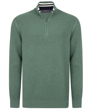 Entdecken Sie den Felix Hardy Herren Stehkragen-Halbzip-Pullover, der nahtlos Stil und Komfort vereint. Hergestellt aus 100% Baumwolle, verkörpert dieser Pullover Felix Hardys Engagement für hochwertiges Handwerk und natürliche Materialien. Mit einem geraden Schnitt für eine moderne Ästhetik ausgestattet, bietet er einen Halbzip-Verschluss für zusätzlichen Komfort. Perfekt für den täglichen Gebrauch bietet dieser Pullover ganztägigen Komfort und einen gepflegten Look, der für Büroumgebungen geeignet ist. Er dient auch als vielseitiges Kleidungsstück zum Schichten in kühlerem Wetter oder Übergangszeiten. Kombinieren Sie ihn mühelos mit Chinos oder Jeans für ein smartes Freizeit-Outfit oder tragen Sie ihn über einem Hemd oder T-Shirt für verschiedene Styling-Optionen. Erhältlich in mehreren Farben, die Ihren persönlichen Vorlieben entsprechen, und einfach zu pflegen mit maschinenwaschbaren Eigenschaften, gewährleistet er Langlebigkeit, ohne dabei auf Stil zu verzichten.