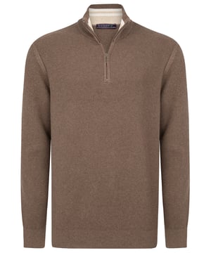 Entdecken Sie den Felix Hardy Herren Stehkragen-Halbzip-Pullover, der nahtlos Stil und Komfort vereint. Hergestellt aus 100% Baumwolle, verkörpert dieser Pullover Felix Hardys Engagement für hochwertiges Handwerk und natürliche Materialien. Mit einem geraden Schnitt für eine moderne Ästhetik ausgestattet, bietet er einen Halbzip-Verschluss für zusätzlichen Komfort. Perfekt für den täglichen Gebrauch bietet dieser Pullover ganztägigen Komfort und einen gepflegten Look, der für Büroumgebungen geeignet ist. Er dient auch als vielseitiges Kleidungsstück zum Schichten in kühlerem Wetter oder Übergangszeiten. Kombinieren Sie ihn mühelos mit Chinos oder Jeans für ein smartes Freizeit-Outfit oder tragen Sie ihn über einem Hemd oder T-Shirt für verschiedene Styling-Optionen. Erhältlich in mehreren Farben, die Ihren persönlichen Vorlieben entsprechen, und einfach zu pflegen mit maschinenwaschbaren Eigenschaften, gewährleistet er Langlebigkeit, ohne dabei auf Stil zu verzichten.
