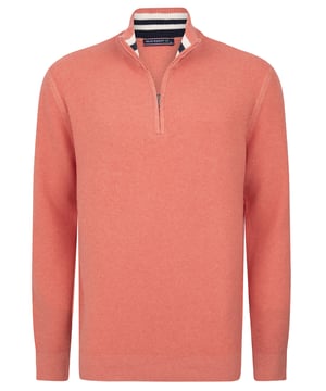 Entdecken Sie den Felix Hardy Herren Stehkragen-Halbzip-Pullover, der nahtlos Stil und Komfort vereint. Hergestellt aus 100% Baumwolle, verkörpert dieser Pullover Felix Hardys Engagement für hochwertiges Handwerk und natürliche Materialien. Mit einem geraden Schnitt für eine moderne Ästhetik ausgestattet, bietet er einen Halbzip-Verschluss für zusätzlichen Komfort. Perfekt für den täglichen Gebrauch bietet dieser Pullover ganztägigen Komfort und einen gepflegten Look, der für Büroumgebungen geeignet ist. Er dient auch als vielseitiges Kleidungsstück zum Schichten in kühlerem Wetter oder Übergangszeiten. Kombinieren Sie ihn mühelos mit Chinos oder Jeans für ein smartes Freizeit-Outfit oder tragen Sie ihn über einem Hemd oder T-Shirt für verschiedene Styling-Optionen. Erhältlich in mehreren Farben, die Ihren persönlichen Vorlieben entsprechen, und einfach zu pflegen mit maschinenwaschbaren Eigenschaften, gewährleistet er Langlebigkeit, ohne dabei auf Stil zu verzichten.