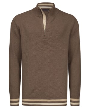 Genießen Sie klassischen Stil mit einer Prise moderner Funktionalität im Felix Hardy Herren Halbzip Baumwollpullover. Komplett aus 100% Baumwolle gefertigt, verkörpert dieser Pullover Felix Hardys Engagement für Qualitätshandwerk und Komfort. Sein vielseitiges Halbzip-Design macht ihn ideal zum Schichten über Hemden oder zum allein Tragen und passt sich mühelos verschiedenen Umgebungen an. Der weiche, atmungsaktive Stoff sorgt den ganzen Tag über für eine bequeme Passform und macht ihn zur idealen Wahl für lässige Ausflüge und halbformelle Anlässe. Dank maschinenwaschbarer Eigenschaften ist er einfach zu pflegen und behält Form und Farbe, wodurch er saisonale Anziehungskraft von Jahr zu Jahr behält.