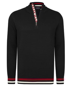 Genießen Sie klassischen Stil mit einer Prise moderner Funktionalität im Felix Hardy Herren Halbzip Baumwollpullover. Komplett aus 100% Baumwolle gefertigt, verkörpert dieser Pullover Felix Hardys Engagement für Qualitätshandwerk und Komfort. Sein vielseitiges Halbzip-Design macht ihn ideal zum Schichten über Hemden oder zum allein Tragen und passt sich mühelos verschiedenen Umgebungen an. Der weiche, atmungsaktive Stoff sorgt den ganzen Tag über für eine bequeme Passform und macht ihn zur idealen Wahl für lässige Ausflüge und halbformelle Anlässe. Dank maschinenwaschbarer Eigenschaften ist er einfach zu pflegen und behält Form und Farbe, wodurch er saisonale Anziehungskraft von Jahr zu Jahr behält.