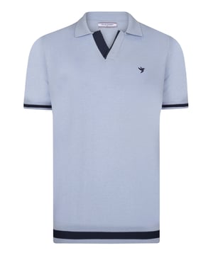 Bringen Sie Ihre Garderobe auf ein neues Level mit der perfekten Kombination aus Komfort und zeitlosem Stil. Dieses kurzärmelige Hemd von Felix Hardy besteht aus 100 % hochwertiger Baumwolle und bietet Atmungsaktivität sowie ein weiches Tragegefühl – ideal für warme Tage. Der leichte, gewebte Baumwollstoff sorgt für optimale Luftzirkulation, hält Sie kühl und verleiht gleichzeitig einen gepflegten Look. Die kurzen Ärmel und die taillierte Passform machen es vielseitig einsetzbar – perfekt für sowohl legere als auch semi-formelle Anlässe. Mit einer langlebigen, hochwertigen Verarbeitung bietet dieses Hemd eine lange Lebensdauer und behält auch nach mehreren Wäschen seine Form und Farbe. Ob mit Chinos für einen smart-casual Look oder mit Jeans für einen entspannten Stil – dieses Hemd passt sich mühelos jeder Gelegenheit an.