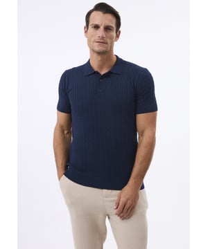 Bringen Sie Ihre Garderobe auf ein neues Level mit der perfekten Kombination aus Komfort und zeitlosem Stil. Dieses kurzärmelige Hemd von Felix Hardy besteht aus 100 % hochwertiger Baumwolle und bietet Atmungsaktivität sowie ein weiches Tragegefühl – ideal für warme Tage. Der leichte, gewebte Baumwollstoff sorgt für optimale Luftzirkulation, hält Sie kühl und verleiht gleichzeitig einen gepflegten Look. Die kurzen Ärmel und die taillierte Passform machen es vielseitig einsetzbar – perfekt für sowohl legere als auch semi-formelle Anlässe. Mit einer langlebigen, hochwertigen Verarbeitung bietet dieses Hemd eine lange Lebensdauer und behält auch nach mehreren Wäschen seine Form und Farbe. Ob mit Chinos für einen smart-casual Look oder mit Jeans für einen entspannten Stil – dieses Hemd passt sich mühelos jeder Gelegenheit an.