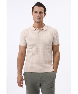 Bringen Sie Ihre Garderobe auf ein neues Level mit der perfekten Kombination aus Komfort und zeitlosem Stil. Dieses kurzärmelige Hemd von Felix Hardy besteht aus 100 % hochwertiger Baumwolle und bietet Atmungsaktivität sowie ein weiches Tragegefühl – ideal für warme Tage. Der leichte, gewebte Baumwollstoff sorgt für optimale Luftzirkulation, hält Sie kühl und verleiht gleichzeitig einen gepflegten Look. Die kurzen Ärmel und die taillierte Passform machen es vielseitig einsetzbar – perfekt für sowohl legere als auch semi-formelle Anlässe. Mit einer langlebigen, hochwertigen Verarbeitung bietet dieses Hemd eine lange Lebensdauer und behält auch nach mehreren Wäschen seine Form und Farbe. Ob mit Chinos für einen smart-casual Look oder mit Jeans für einen entspannten Stil – dieses Hemd passt sich mühelos jeder Gelegenheit an.