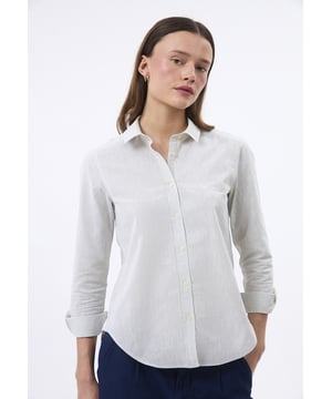 Das Felix Hardy Damenhemd aus hochwertigen, atmungsaktiven Baumwoll- und Leinenstoffen bietet eine bequeme, taillierte Passform, die sowohl für legere als auch formelle Anlässe perfekt geeignet ist. Mit seinem klassischen Knopfverschluss, dem markanten Kragen und edlen Details lässt sich das Felix Hardy Damenhemd mühelos mit Hosen, Röcken oder Jeans kombinieren, um vielseitige Looks für jede Gelegenheit zu kreieren. Ob im Büro oder an einem entspannten Tag – dieses Hemd ist ein unverzichtbares Essential für die modebewusste Frau, die Stil, Komfort und Qualität schätzt.
