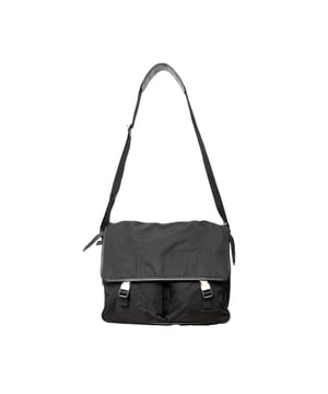 Empfohlener Verkaufspreis
Diese schwarze Kuriertasche aus Re-Nylon mit Besatz verfügt über zwei Schnallenverschlüsse an den Taschen, ein seitliches Schloss und ein emailliertes, dreieckiges Markenemblem für ein elegantes Finish.

Lieferumfang: Staubbeutel
Anmerkungen: Die Beschläge weisen Gebrauchsspuren auf. Maße: Breite: 965 mm, Höhe: 812 mm