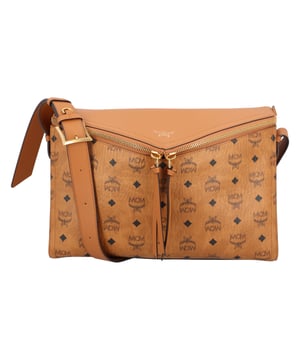 Schultertasche aus Visetos-Monogramm-Canvas mit Besatz aus spanischem Kalbsleder
Größe: Mittel
Farbe: Cognac

Diese skulpturale Schultertasche ist eine dreidimensionale Verkörperung der bayerischen Raute und verfügt über einen Doppelreißverschluss, der von den Winkeln des Münchner Codes inspiriert ist. Die lässige Silhouette aus Visetos und spanischem Kalbsleder schmiegt sich an die Konturen der Trägerin und sorgt für höchsten Tragekomfort.

Ca. 14,0 x 34,0 x 23,0 cm
Riemenlänge: 50 cm
Verstellbarer Leder-Schultergurt
Außentasche und Reißverschlussfach auf der Rückseite
Eckiger Zwei-Wege-Reißverschluss
MCM-Logomotiv oben
Innenfach mit Reißverschluss
Besatz: spanisches Kalbsleder
Körper: Visetos-Monogramm-Canvas
24 Karat vergoldete Messingbeschläge
Mikrofaserfutter mit Wildleder-Finish
Hergestellt in Südkorea. Maße: Breite: 230 mm, Länge: 340 mm, Höhe: 140 mm, Riemenlänge: 500 mm