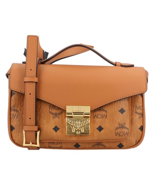 Visetos-Monogramm-Umhängetasche mit Lorbeer-Verschluss und Besatz aus natürlichem Nappaleder

Größe: Mittel

Farbe: Cognac

Die bekannte Tracy Umhängetasche präsentiert sich in einem weicheren Design und mit einem Ledergriff für bequemes Tragen. Gesichert durch den legendären Lorbeer-Verschluss, besticht das raffinierte Design durch drei Innen- und Außenfächer, die Eleganz und Funktionalität vereinen.

Ca. 6,0 x 23,0 x 14,0 cm
Riemenlänge: 55 cm, Grifflänge: 3 cm
Abnehmbarer, verstellbarer Lederriemen
Ledergriff oben
Außentasche hinten
Lorbeer-Verschluss
Vordertasche
Innenfach mit Reißverschluss
Besatz: Natürliches Nappaleder
Körper: Visetos-Monogramm-Canvas
24 Karat vergoldete Metallteile
Mikrofaserfutter mit Wildleder-Finish
Hergestellt in Südkorea. Maße: Breite: 60 mm, Länge: 230 mm, Höhe: 140 mm, Riemenlänge: 550 mm, Grifflänge: 30 mm