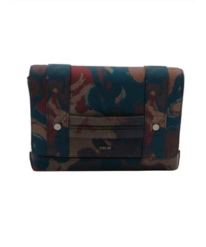 Empfohlener Verkaufspreis
Dior x Peter Doig braune Umhängetasche. Diese Umhängetasche besticht durch einen bedruckten Canvas-Korpus, einen verstellbaren, flachen Riemen, eine Frontklappe mit Magnetverschluss und ein Innenfach.

Lieferumfang: Staubbeutel.

Gesicherte Produktechtheit: Dieses Produkt wird von einem renommierten und vertrauenswürdigen Partner geliefert.

Mit diesem Kauf bewahren Sie ikonische Handwerkskunst, würdigen das Erbe und genießen die Schönheit des bewussten Einkaufens. Maße: Breite: 250 mm, Höhe: 200 mm, Grifflänge: 600 mm
