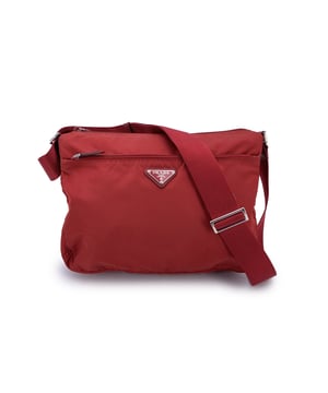 Empfohlener Verkaufspreis
Erleben Sie die perfekte Kombination aus Funktionalität und Luxus mit dieser PRADA Messenger Bag – einem eleganten und stilvollen Stück, das dezente Eleganz ausstrahlt. Die Tasche aus strapazierfähigem rotem Tessuto-Nylon-Canvas mit rotem Lederbesatz verleiht ihr einen raffinierten, modernen Touch. Das charakteristische Prada-Dreieckslogo auf der Vorderseite verleiht der Tasche einen Hauch von ikonischem Branding und macht sie zu einem Statement für jede Garderobe. Der obere Reißverschluss sorgt für die Sicherheit Ihrer Wertgegenstände, während das rote Canvas-Futter dem Inneren einen luxuriösen Touch verleiht. Die Tasche verfügt über ein praktisches Reißverschlussfach auf der Vorderseite. Im Inneren finden Sie ein praktisches seitliches Reißverschlussfach und ein offenes Seitenfach – perfekt für die übersichtliche und griffbereite Aufbewahrung kleinerer Gegenstände. Mit ihrem verstellbaren Schultergurt bietet diese Messenger Bag Komfort und Bequemlichkeit und ist ideal für den Alltag oder auf Reisen. Das „Prada – Milano“-Etikett im Inneren ist ein Zeichen der Qualität und unterstreicht die Handwerkskunst und Tradition, für die PRADA bekannt ist. Ob auf dem Weg zur Arbeit oder auf Abenteuern – diese PRADA Messenger Bag verleiht Ihrem Alltagslook einen Hauch von zeitlosem Luxus. Zustandsbewertung: A - AUSGEZEICHNET. Zustandsdetails: Wenig verwendet. Bitte sehen Sie sich die Fotos sorgfältig an und fragen Sie nach, wenn Sie weitere Details benötigen oder Fragen haben. Maße (cm): Tiefe: 7,6 Höhe: 22,9 Länge: 27,9 Weitere Details: Staubbeutel? Nein Schlüssel? Nein Karton? Nein Maße: Breite: 76 mm Länge: 279 mm Höhe: 228 mm