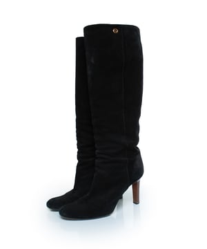 VINTAGE, RRP AS NEW
Gucci Black suede knee boots with GG logo. The item is in good condition lights signs of wear on the toes and heels.