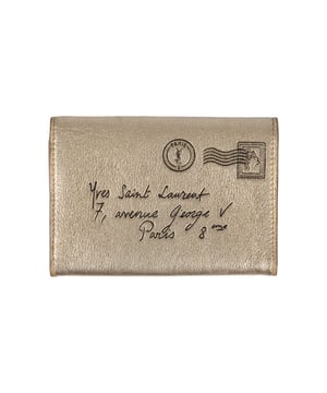 Empfohlener Verkaufspreis
Dieses Kartenetui aus Leder von Yves Saint Laurent ist aus luxuriösem, metallisch goldfarbenem Leder gefertigt und verfügt über farblich abgestimmte Nähte, goldfarbene Metallteile und ein Hauptfach mit praktischem Druckknopfverschluss. Es ist robust und stilvoll gefertigt und somit der perfekte Ort für Ihre wichtigsten Dinge.

Anmerkungen: Es weist viele Flecken und Gebrauchsspuren auf.

Gesicherte Produktechtheit: Dieses Produkt wird von einem renommierten und vertrauenswürdigen Partner geliefert.

Mit diesem Kauf bewahren Sie ikonische Handwerkskunst, würdigen das Erbe und genießen die Schönheit des bewussten Einkaufens. Maße: Breite: 25 mm, Länge: 317 mm, Höhe: 220 mm