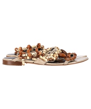 Empfohlener Verkaufspreis
Tauchen Sie ein in eine Welt kunstvoller Eleganz mit den Oscar de la Renta Corinne verzierten Riemchensandalen. Diese offenen Ballerinas aus luxuriösem, mehrfarbigem Leder vereinen Farbe, Textur und makelloses Design. Der T-Riemen am Vorderblatt und der Schnallenverschluss am Knöchel bieten Halt und Komfort, während die aufwendigen Verzierungen jedem Schritt einen Hauch von Glamour verleihen. Ob Gartenparty oder Kurztrip – diese Sandalen setzen ein markantes und zugleich edles Statement.


Oscar de la Renta Corinne verzierte Riemchensandalen aus mehrfarbigem Leder
Zustand: gut

Gebrauchsspuren: Leichte Gebrauchsspuren, wenig getragen, aber sehr gut erhalten. Leichte Gebrauchsspuren und Knicke an den Sohlen und Absätzen, leichte Abnutzungsspuren an Sohlen und Absatz.

Verpackung: Staubbeutel
Farbe: Mehrfarbig | mehrfarbig
Material: Leder
Größe: EU | 38,5
Maße: Absatzhöhe: 20; Innensohlenlänge: 270
Artikelnummer: NAPPUGBSH493443W