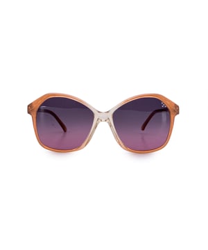 Empfohlener Verkaufspreis
Markante, strahlende und unverkennbar schicke Sonnenbrille von Yves Saint Laurent, Modell DIANE, in Orange, ist eine leuchtende Hommage an den französischen Glamour der 1980er Jahre. Mit ihrer markanten Schmetterlingssilhouette und dem satten Orangeton strahlt sie Raffinesse und Verspieltheit zugleich aus und verkörpert den furchtlosen Geist des legendären Saint Laurent-Stils. Diese in Frankreich fachmännisch gefertigte Sonnenbrille verfügt über 56 mm breite Gläser mit einer großzügigen Höhe von 50 mm und bietet eine dramatische und dennoch anmutige Form. Die 145 mm breiten Bügel und die Breite von 140 mm zwischen den Bügeln bieten einen sicheren und eleganten Sitz und gewährleisten Komfort ohne Einbußen bei der Wirkung. In ausgezeichnetem Zustand. Bewertung: A - AUSGEZEICHNET. Zustandsdetails: Wenig verwendet. Gläser und Rahmen in ausgezeichnetem Zustand. Bitte sehen Sie sich die Bilder sorgfältig an. Einige zeigen Pfeile, die auf offensichtliche Mängel hinweisen. Bitte fragen Sie nach, wenn Sie weitere Details benötigen oder Fragen haben. Ein generisches Etui ist immer enthalten. Bitte fragen Sie nach der Verfügbarkeit des Original-Etuis. Maximale Brillenbreite: 140 mm. Brillenbügel: 145 mm. Maximale Brillenglasbreite: 56 mm. Maximale Brillenglasbreite: 50 mm. Brillenstegbreite: 16 mm. Maße: Breite: 140 mm, Höhe: 50 mm.