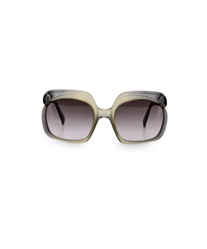 VINTAGE, RRP AS NEW
Christian Dior Oversize Sunglasses - Model 2009 Col. 571, Ombré Green Glamour  There's nothing quite like slipping on a pair of vintage Christian Dior sunglasses and instantly feeling transported to the golden age of high fashion. Model 2009 - Col. 571, this oversized beauty from the late 1970s or early '80s is a perfect example of Dior's bold, glamorous vision for modern women.  The frame, made from signature Optyl-a lightweight, heat-sensitive material exclusive to Dior-features a mesmerizing ombré green fade, moving subtly from deep forest tones to soft jade. It's sculptural, sophisticated, and effortlessly statement-making.  Fitted with original gradient grey lenses offering 100% total UVA/UVB protection, these shades are as functional as they are fashionable. The iconic CD logo at the temples finishes the look with a confident, unmistakable touch of branding.  Made in Germany, this model combines technical precision with Parisian flair-a timeless piece for collectors, vintage eyewear aficionados, or anyone looking to channel effortless retro elegance. Condition Rating: B - VERY GOOD CONDITIONCondition Details: Gently Used. Lenses and frame in excellent condition. Missing CD logo on right temple. Please check the images carefully. Some show arrows indicating any evident defect. Please ask if you need to know more details or if you have any doubts. Generic case always included, please ask for availability of original case. Glasses maximum Width: 125mmmm Glasses Temple 135mm Glasses maximum lens width: 52mm Glasses maximum lens 46mm Glasses bridge width: 22mm Measurments:  width: 125 mm height: 46 mm