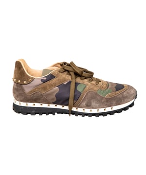 Empfohlener Verkaufspreis
Veredeln Sie Ihren Stil mit unseren Valentino Camouflage Sneakers. Diese Schnürsneaker aus hochwertigen Materialien bieten eine bequeme Passform und eine strapazierfähige Sohle für den Alltag. Der khakifarbene Camouflage-Print und die Nieten verleihen jedem Outfit eine einzigartige Note. Setzen Sie ein Statement mit diesen Rockrunner Sneakers von Valentino.

Lieferung: Staubbeutel. Maße: Länge: 280 mm