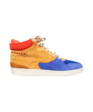Empfohlener Verkaufspreis
Die Paul Smith Sneaker des Jeans-Labels aus Wildleder bestechen durch ihr High-Top-Design mit Colorblock-Muster in Hellbraun, Blau und Rot, akzentuiert durch perforierte Details und Mesh.

Lieferung: Staubbeutel. Maße: Länge: 750 mm