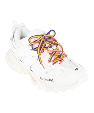 – Der Balenciaga Track Sneaker in Weiß und Silber ist eine stylische und trendige Schuhoption für Damen – Diese von der renommierten Marke Balenciaga entworfenen Sneaker sind die perfekte Mischung aus Mode und Funktionalität – Mit ihrer eleganten Farbgebung in Weiß und Silber werten diese Sneaker jedes Outfit auf – Egal, ob Sie Besorgungen machen oder ins Fitnessstudio gehen, der Balenciaga Track Sneaker ist ein Muss für Ihre Schuhsammlung. Herkunftsland: China
