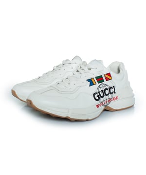 Empfohlener Verkaufspreis
Gucci Worldwide Rhyton Sneaker. Der Artikel ist in sehr gutem Zustand. Ein paar Flecken und ein kleiner Kratzer.