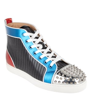 Der ikonische Lou Spikes Orlato High-Top-Sneaker hat eine weiße Gummisohle.

Das elegante Vorderblatt kombiniert einen blauen Lamé-Kalbsleder-Spitzenschutz mit geometrischen Mustern aus schwarzem Jacquard.

Die Zehenpartie ist mit zartem Metallic- und weißem Leder an den Seiten und um den Ferseneinsatz aus rotem Lamé-Nappaleder verziert. Die charakteristischen silbernen Spikes von Maison Christian Louboutin zieren die Spitze.