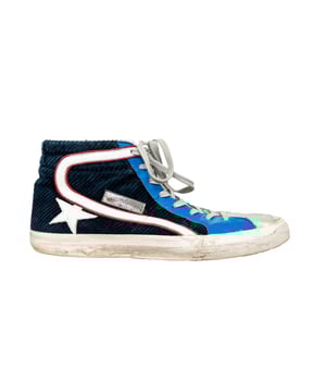 Empfohlener Verkaufspreis
Diese Sneaker im High-Top-Design mit Vintage-Used-Effekt und dunkelblauem Cord mit Lederbesatz präsentieren sich mit einem Logo und einem charakteristischen Stern-Patch für einen auffälligen Stil. Maße: Länge: 777 mm