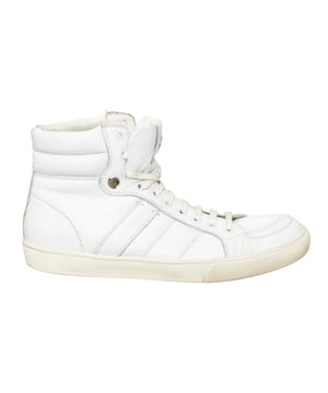 VINTAGE, RRP AS NEW
Elevate your leisure wear with Moncler Lyon High Top Sneakers. Crafted from supple white leather, these sneakers offer luxurious comfort while maintaining a casual look. Featuring discrete branding on the tongue and heel, these high-top trainers are the epitome of elevated sportswear.
Inclusion: dust bag.
Remarks: There are some stain spots inside and some signs of wear.  Measurments:  length: 746 mm