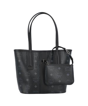 Leichter Shopper aus Visetos-Monogramm-Canvas und Nappaleder
Größe: Mini
Farbe: Schwarz

Klassischer MCM-Maximalismus in moderner, minimalistischer Form. Der Mini-Shopper verkleinert die charakteristische Liz-Silhouette und behält gleichzeitig die funktionale Tiefe seiner beliebten Vorgänger. Ein separater Beutel und die Rückseite aus Baumwoll-Canvas werten den kleinen Begleiter zusätzlich auf.

Ca. 11,5 x 28,0 x 20,0 cm
Henkellänge: 18 cm
Ledergriffe oben
Wendbares Design
MCM-Logoplakette auf der Vorderseite
Abnehmbarer Visetos-Reißverschlussbeutel (14,0 x 9,5 cm) mit Ledergriff. Riemenlänge: 14 cm
Schützende Lederfüße
Besatz: Nappaleder
Korpus: Visetos-Monogramm-Canvas
Dunkelsilberfarbene Metallbeschläge
Futter aus Baumwoll-Canvas
Hergestellt in Südkorea. Maße: Breite: 115 mm, Länge: 280 mm, Höhe: 200 mm, Riemenlänge: 140 mm, Henkellänge: 180 mm